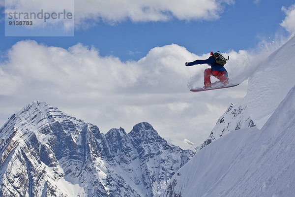 Landschaftlich schön landschaftlich reizvoll Snowboardfahrer Kopfkissen unbewohnte entlegene Gegend Rocky Mountains Hintergrundbild kanadisch