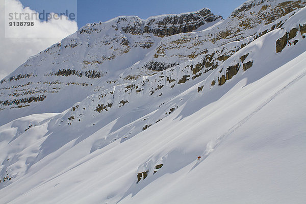 Geschwindigkeit Fröhlichkeit Skifahrer drehen Berg unbewohnte entlegene Gegend tief