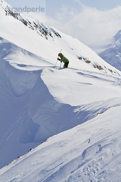 Skifahrer schneiden Prüfung Ski unbewohnte entlegene Gegend geben Rand Linie Hang