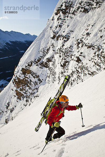 hoch  oben  Skifahrer  unbewohnte  entlegene Gegend  Freisteller  Banff  steil