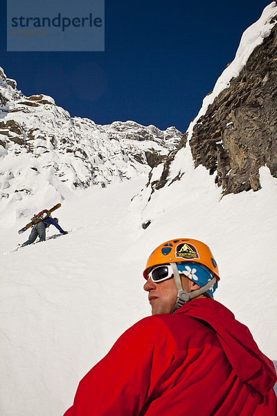 hoch  oben  unbewohnte  entlegene Gegend  2  Freisteller  Ski  Banff  steil