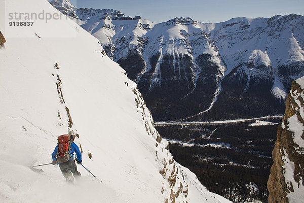 Skifahrer  absteigen  unbewohnte  entlegene Gegend  Banff