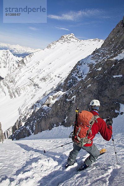 Skifahrer  französisch  Start  absteigen  bizarr  Brücke  unbewohnte  entlegene Gegend  Kananaskis Country  Peter Lougheed Provincial Park  Kalkstein  steil