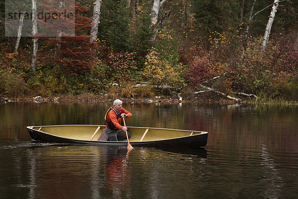Mann  Ruhe  Tischset  Senior  Senioren  See  Kanu  paddeln  Kanada  Muskoka  Ontario