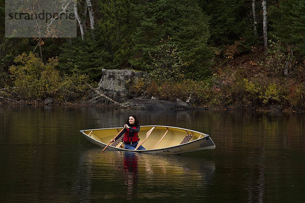 Frau  Ruhe  Tischset  See  reifer Erwachsene  reife Erwachsene  Kanu  paddeln  Mittelpunkt  jung  Kanada  Muskoka  Ontario