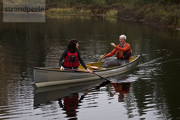 Ruhe  Tischset  See  reifer Erwachsene  reife Erwachsene  Kanu  paddeln  Mittelpunkt  Kanada  Muskoka  Ontario
