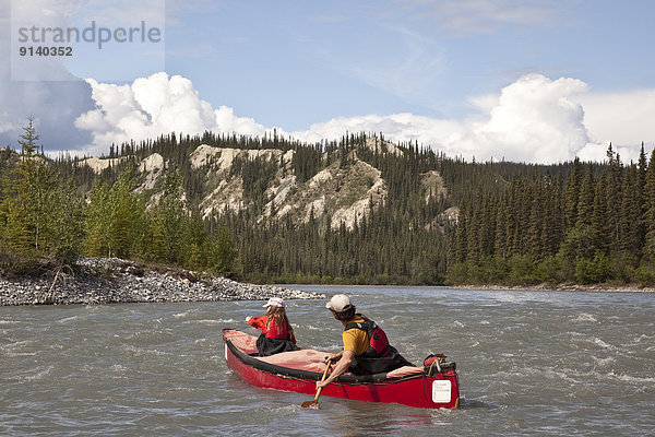 Menschlicher Vater  Fluss  Kanu  Tochter  Northwest Territories  Kanada