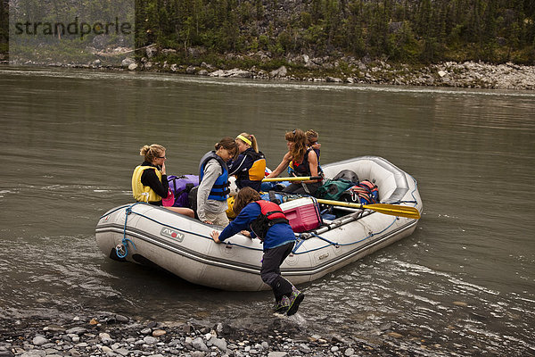 Wasserrand  schieben  Fluss  jung  Northwest Territories  Mädchen  Kanada  Floß