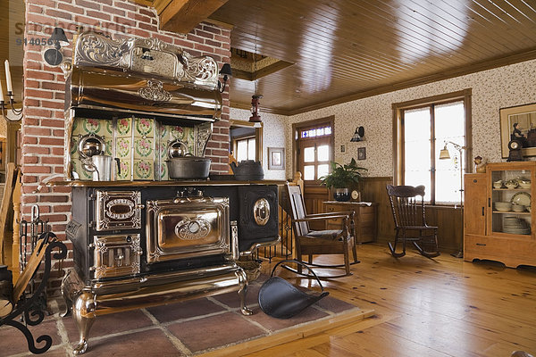 Ländliches Motiv ländliche Motive Lifestyle Wohnhaus Zimmer Antiquität Holz Nachbarschaft sehen bauen kanadisch Lanaudière Wohnzimmer Kanada alt Quebec Ofen