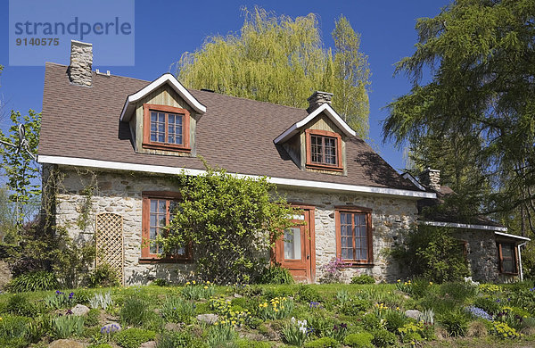 Lifestyle Wohnhaus Garten frontal Nachbarschaft Landschaftsarchitektur Frühling kanadisch Kanada alt Quebec