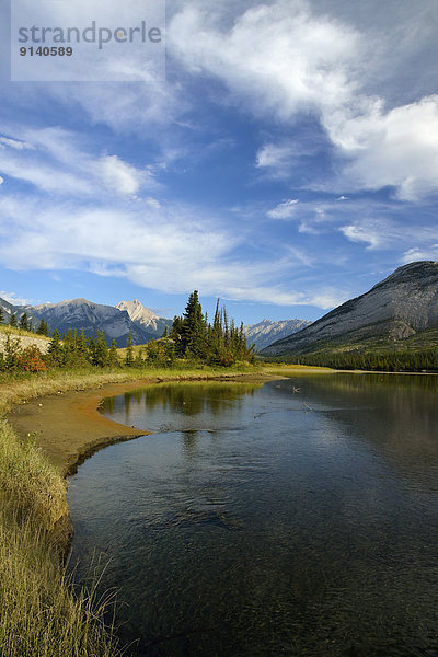 Hochformat  Fotografie  sehen  Sommer  Landschaft  Fluss  Athabasca River  Jasper Nationalpark