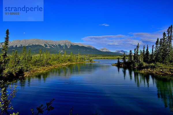 Wasserrand  zeigen  Wasser  Berg  Fotografie  Sommer  Baum  Landschaft  See  blau  Menschenreihe  Jasper Nationalpark