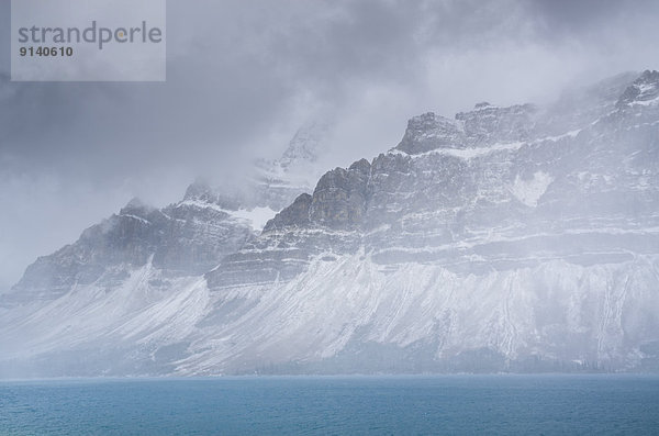 Berg  über  Sturm  See  Unterricht  Löwenzahn  Alberta  Banff  Kanada  Schnee