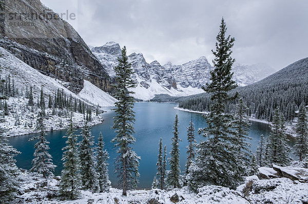 Sturm  Tal  See  Teamwork  10  Moräne  Banff Nationalpark  Alberta  Kanada  Schnee