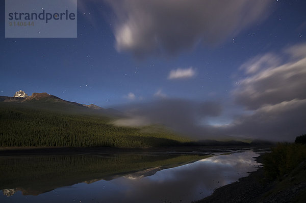 sternförmig  Nacht  Gesundheitspflege  Fernverkehrsstraße  See  Entdeckung  vorwärts  Jasper Nationalpark  Maligne Lake  Alberta  Kanada