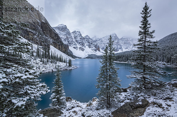 Sturm  Tal  See  Teamwork  10  Moräne  Banff Nationalpark  Alberta  Kanada  Schnee