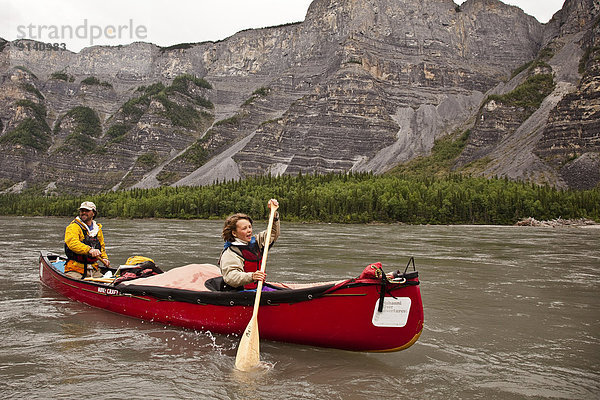 Menschlicher Vater  Fluss  Kanu  Tochter  Northwest Territories  Kanada