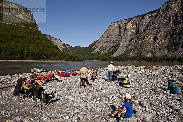 Mensch  Menschen  Menschengruppe  Menschengruppen  Gruppe  Gruppen  camping  Fluss  Northwest Territories  Kanada