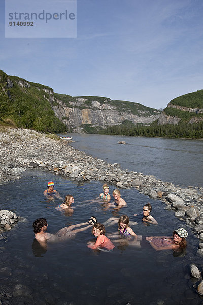 Fröhlichkeit  Mensch  Menschen  Menschengruppe  Menschengruppen  Gruppe  Gruppen  Wärme  Fluss  Northwest Territories  Kanada