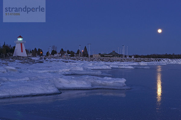 Winter  See  Leuchtturm  Mond  Huronsee  Lake Huron  Manitoulin Island  Bucht  Kanada  voll  Ontario