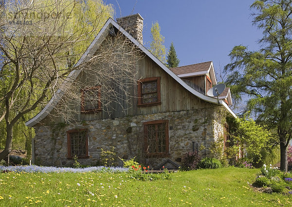 Lifestyle Wohnhaus Garten frontal Nachbarschaft Ansicht Landschaftsarchitektur Seitenansicht Frühling kanadisch Kanada alt Quebec