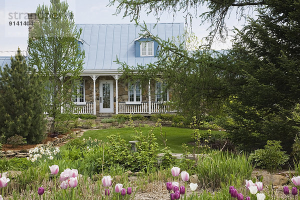 Lifestyle Wohnhaus Garten frontal Nachbarschaft Landschaftsarchitektur kanadisch Kanada alt Quebec