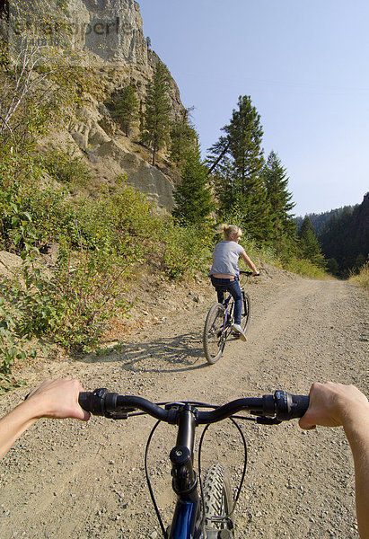 nahe  folgen  fahren  jung  Fahrrad  Rad  Mädchen  Geographie  Hoodoo  britisch  Kanada  mitfahren