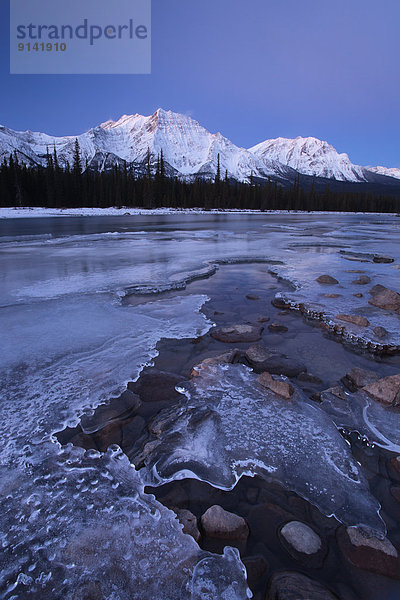 Sonnenaufgang  Fluss  Berg  Athabasca River  Jasper Nationalpark  Alberta  Kanada