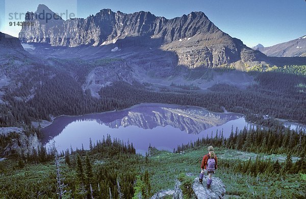 Frau  Tag  über  See  wandern  Yoho Nationalpark  Lake O'Hara  British Columbia  Kanada