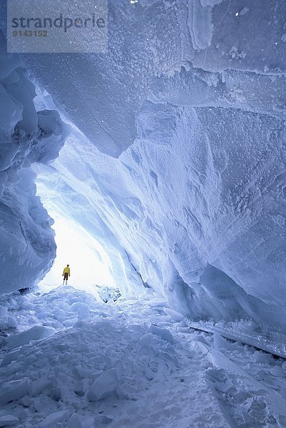 Mann  Eis  Höhle  Ellesmere Island  Nunavut