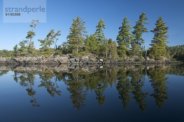 Felsbrocken  Wald  See  Insel  Ländliches Motiv  ländliche Motive  Kanada  kanadisch  Ontario