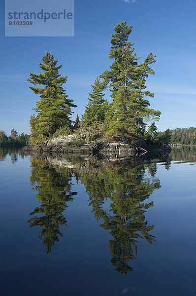 Felsbrocken  Wald  See  Insel  Ländliches Motiv  ländliche Motive  Kanada  kanadisch  Ontario