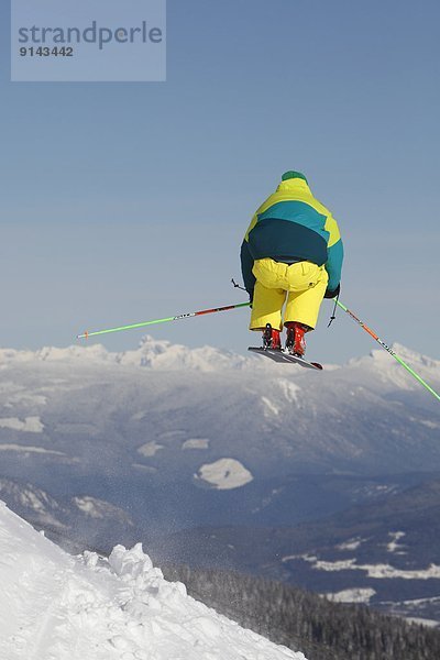 sternförmig  Berg  Skifahrer  springen  Urlaub  Silber  British Columbia  Kanada