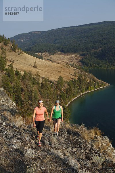 Frau  See  wandern  Ländliches Motiv  ländliche Motive  British Columbia  Kanada