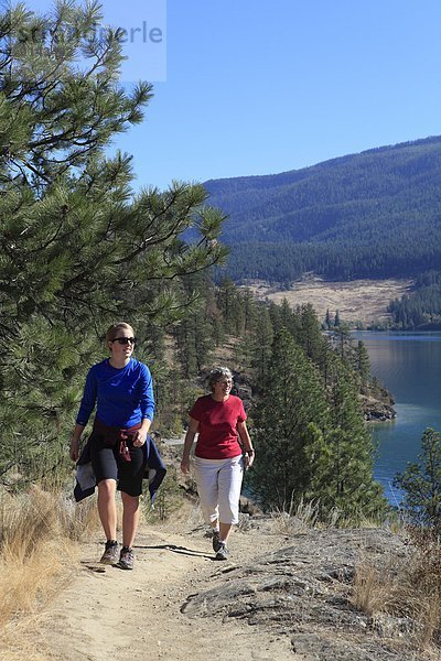 Frau  See  wandern  jung  Ländliches Motiv  ländliche Motive  Mutter - Mensch  British Columbia  Kanada