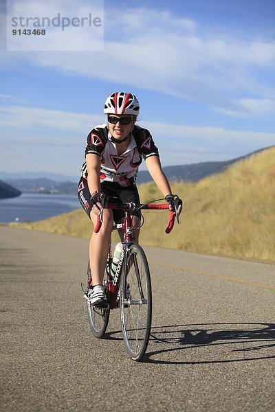 Jugendlicher  Fahrradfahrer  Fernverkehrsstraße  Ländliches Motiv  ländliche Motive  British Columbia  Kanada