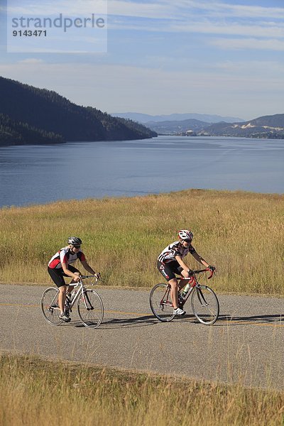 Jugendlicher  sehen  über  Fahrradfahrer  Ländliches Motiv  ländliche Motive  British Columbia  Kanada