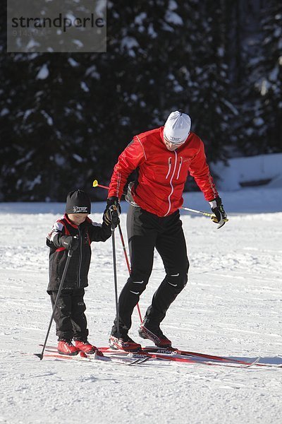 überqueren  unterrichten  Menschlicher Vater  Sohn  See  Skisport  Norden  British Columbia  Kanada  Kreuz