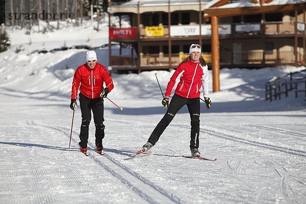 überqueren  junger Erwachsener  junge Erwachsene  See  Skisport  jung  Norden  Erwachsener  British Columbia  Kanada  Kreuz
