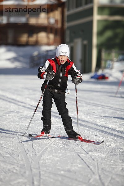 überqueren  Junge - Person  See  Skisport  jung  Norden  British Columbia  Kanada  Kreuz