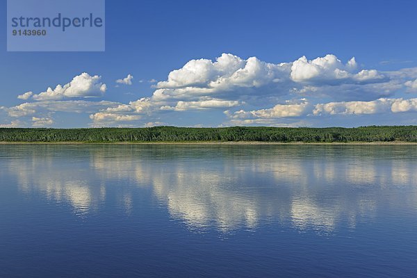 Wolke  Fluss  Spiegelung  Mackenzie River  Simpson Desert  Kanada  Northwest Territories