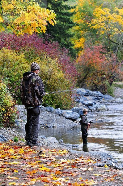 nahe  Mann  klein  Fluss  angeln  jung  Kanada