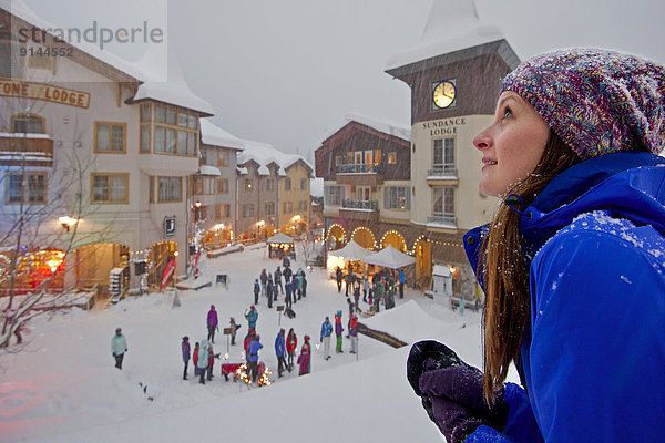 junge Frau junge Frauen Fest festlich Urlaub British Columbia Kanada Schnee Sonne