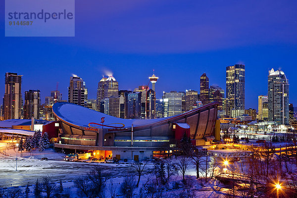 Skyline  Skylines  Winter  Nacht  Fokus auf den Vordergrund  Fokus auf dem Vordergrund  Saddledome  Calgary  Kanada