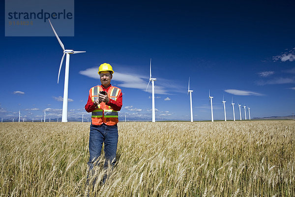 Windturbine Windrad Windräder stehend Technischer Beruf Windenergie
