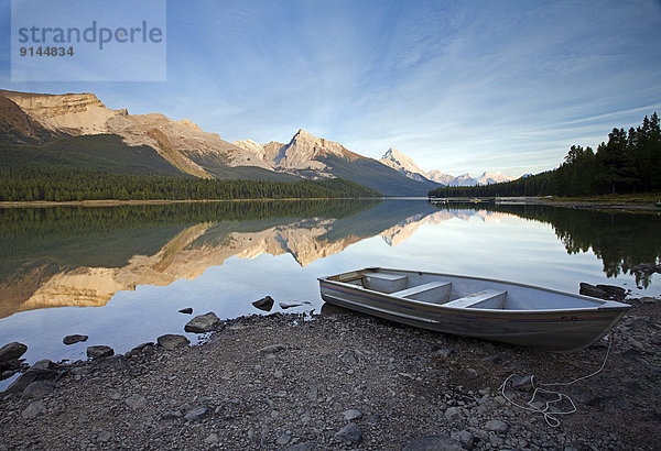 Wasserrand  See  Boot  Maligne Lake  Jasper Nationalpark  Alberta  Kanada
