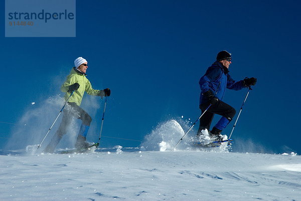 reifer Erwachsene  reife Erwachsene  Kanada  Ontario  Schneeschuhlaufen