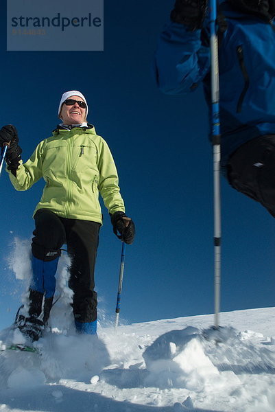 Frau  reifer Erwachsene  reife Erwachsene  Kanada  Ontario  Schneeschuhlaufen