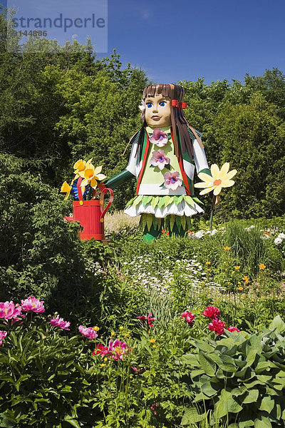 Skulptur  Blume  grüßen  Garten  Sortiment  groß  großes  großer  große  großen  Richtung  mögen  Frühling  Ethnisches Erscheinungsbild  Laurentian Mountains  Mädchen  Kanada  Puppe  Quebec