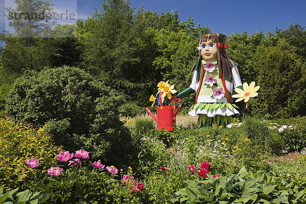 Blume  grüßen  Garten  Sortiment  groß  großes  großer  große  großen  Richtung  mögen  Frühling  Ethnisches Erscheinungsbild  Laurentian Mountains  Mädchen  Kanada  Puppe  Quebec